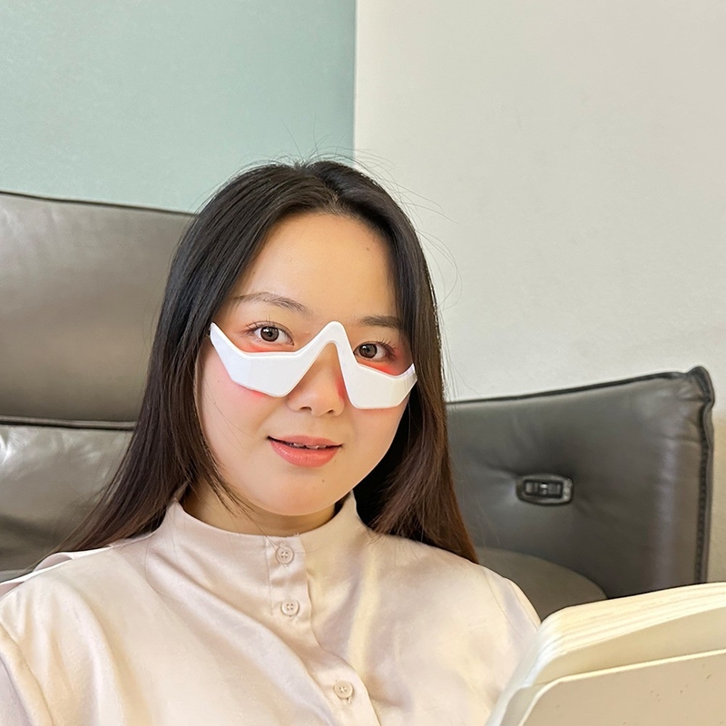 Rode lichttherapie oogmassage voor rimpel en donkere cirkel verwijdering in het kantoor